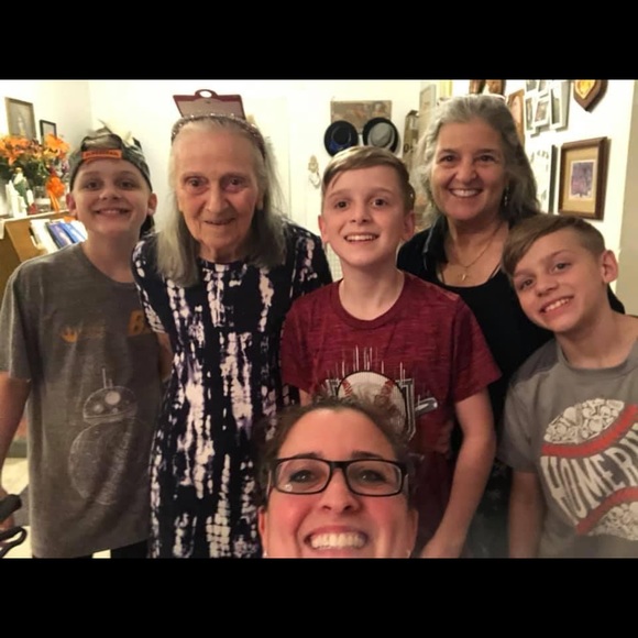 Meet your Posher, Mona Lisa. Share this & other listings I’ll share back🙏💙💛 - Picture 9 of 16